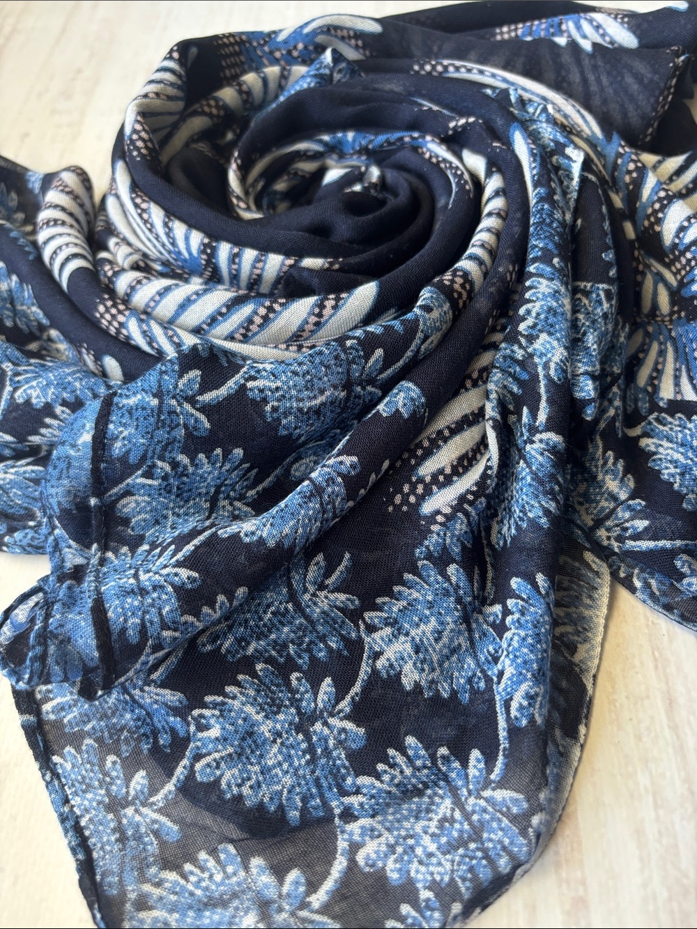 Sandwich Super Lightweight Lg Blue Floral Women's Scarf in Excellent Condition